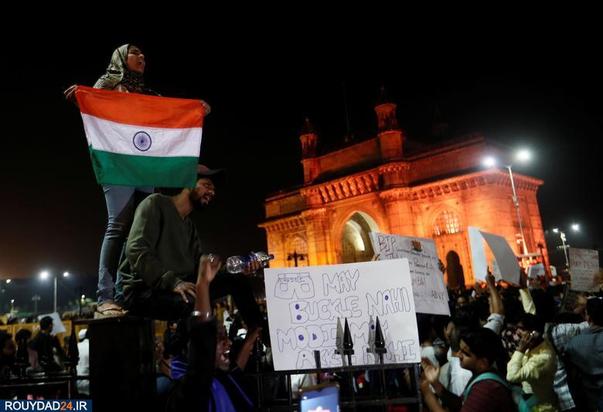 حمله نقاب پوشان به دانشجویان معترض هند