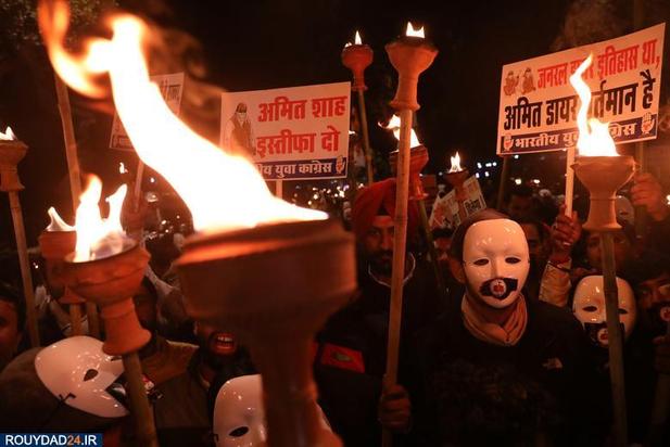 حمله نقاب پوشان به دانشجویان معترض هند