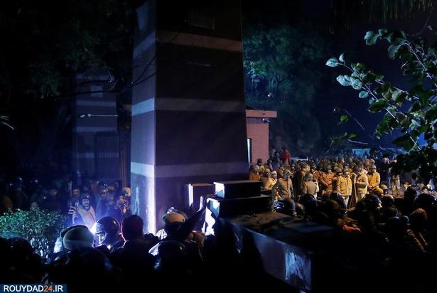 حمله نقاب پوشان به دانشجویان معترض هند