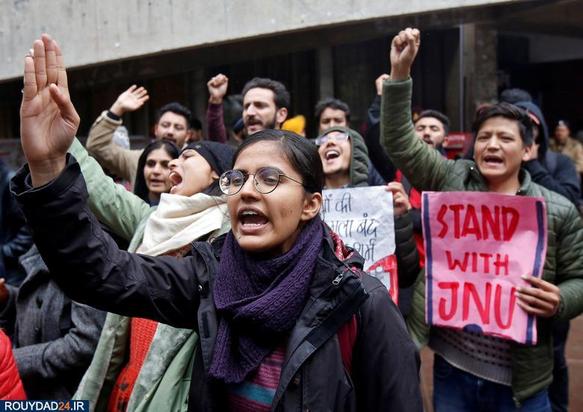 حمله نقاب پوشان به دانشجویان معترض هند