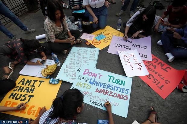 حمله نقاب پوشان به دانشجویان معترض هند