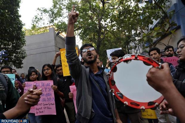 حمله نقاب پوشان به دانشجویان معترض هند