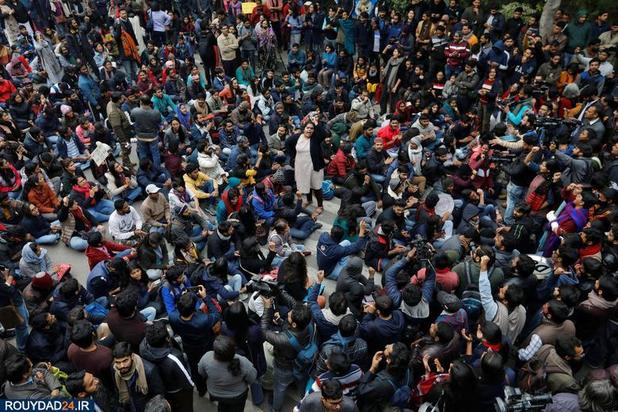 حمله نقاب پوشان به دانشجویان معترض هند