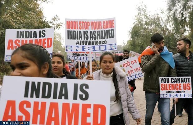 حمله نقاب پوشان به دانشجویان معترض هند