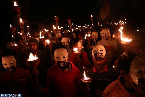 حمله نقاب پوشان به دانشجویان معترض هند