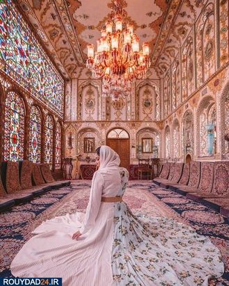 توریستها در میان نقوش گل وبوته