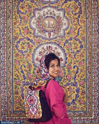 توریستها در میان نقوش گل وبوته