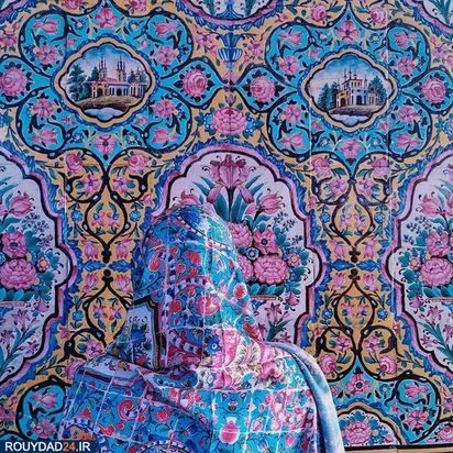 توریستها در میان نقوش گل وبوته