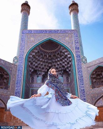 توریستها در میان نقوش گل وبوته