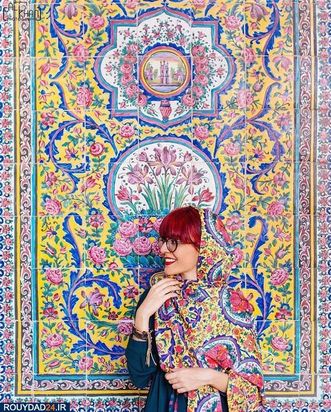 توریستها در میان نقوش گل وبوته