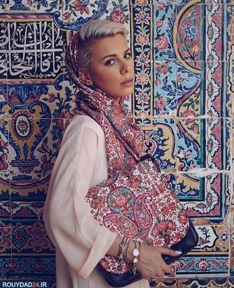 توریستها در میان نقوش گل وبوته