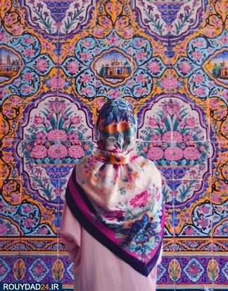 توریستها در میان نقوش گل وبوته