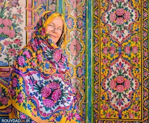 توریستها در میان نقوش گل وبوته