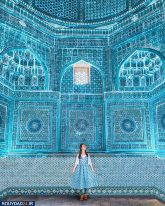 توریستها در میان نقوش گل وبوته