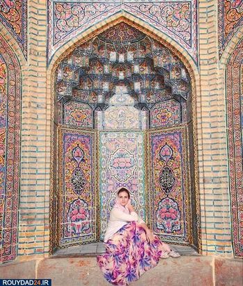 توریستها در میان نقوش گل وبوته