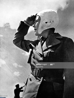 اولین خلبان جنگی زن