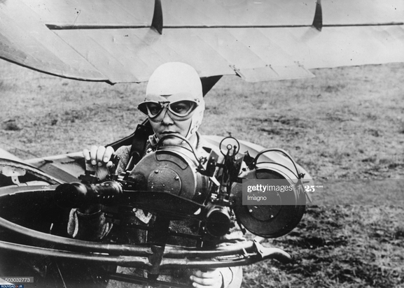 اولین خلبان جنگی زن