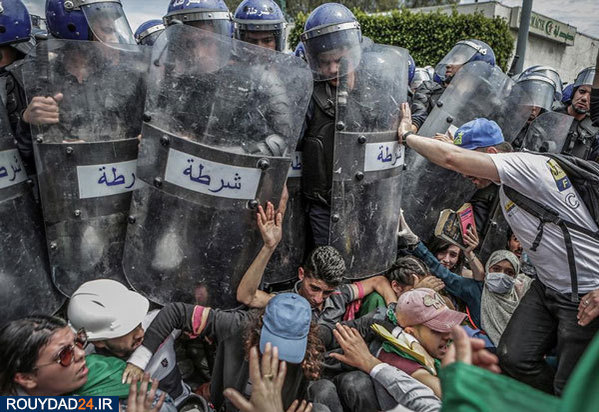درگیری دانشجویان معترض ضد دولتی با پلیس شورشی در الجزیره
