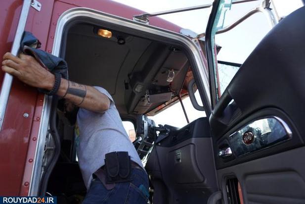 ورود تانکر سوخت در میان معترضان