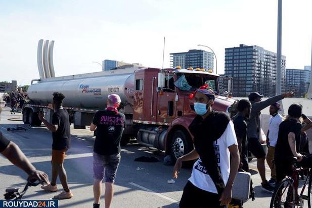 ورود تانکر سوخت در میان معترضان