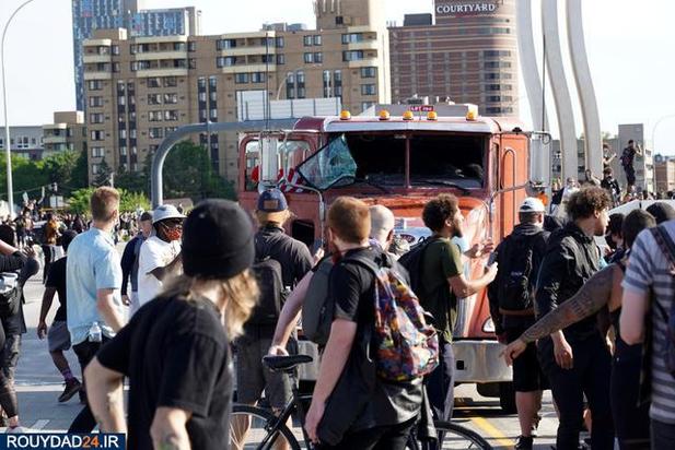 ورود تانکر سوخت در میان معترضان