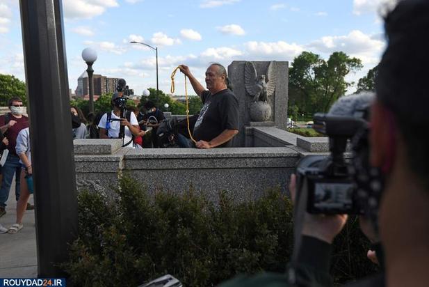 سرنگونی مجسمه شخصیتهای نماد برده داری در آمریکا