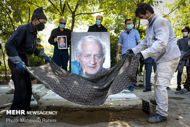 خاکسپاری اکبر عالمی