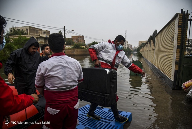 رفع آبگرفتگی اهواز توسط نیروهای مردمی