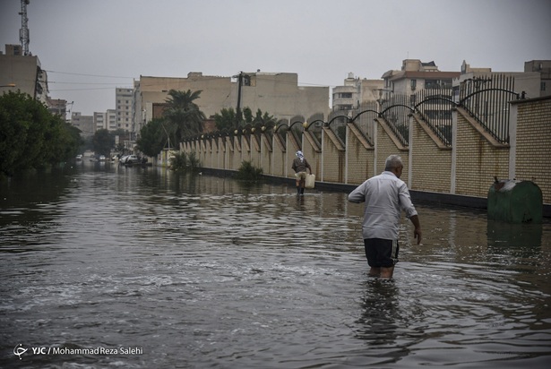 رفع آبگرفتگی اهواز توسط نیروهای مردمی