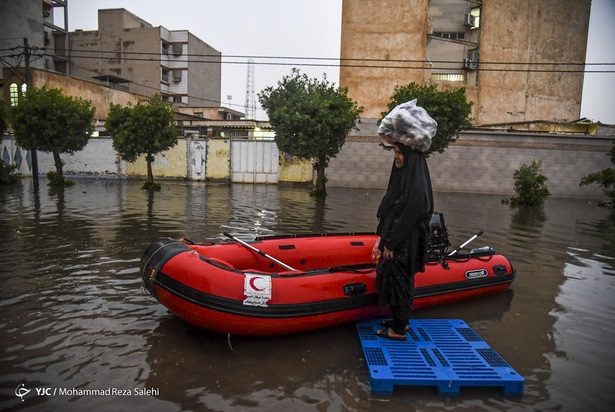رفع آبگرفتگی اهواز توسط نیروهای مردمی