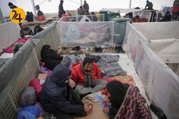 مهاجران کمپ لیپا در معرض برف و سرما