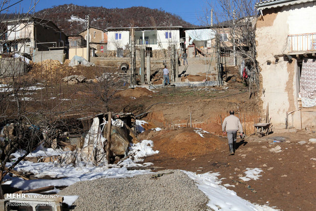 زلزله زدگان رامیان در برف زمستان