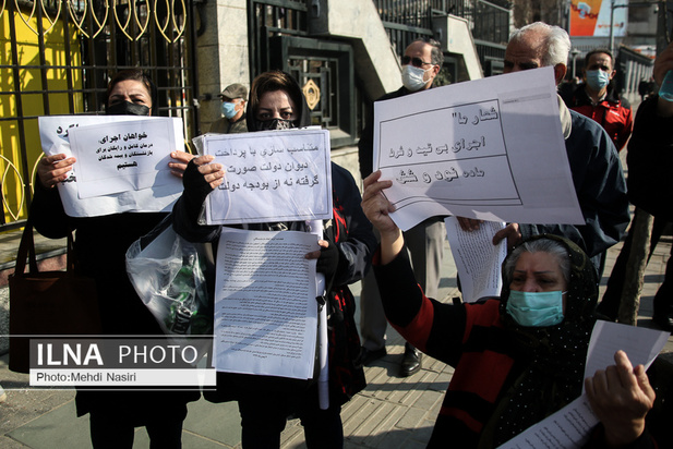 تجمع بازنشستگان کارگری مقابل تامین اجتماعی