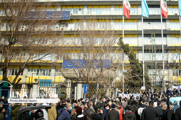 تجمع بازنشستگان کارگری مقابل تامین اجتماعی