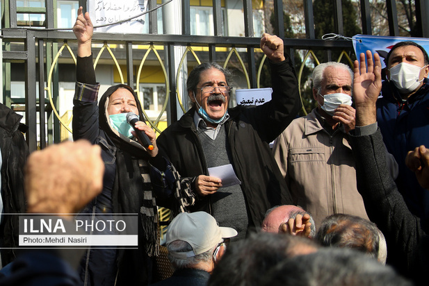 تجمع بازنشستگان کارگری مقابل تامین اجتماعی