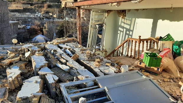 جدال زلزله‌زدگان سی‌سخت با سرما