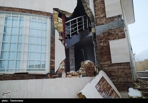 جدال زلزله‌زدگان سی‌سخت با سرما