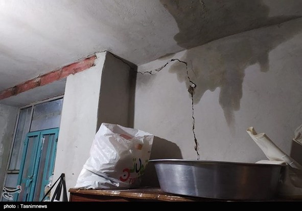 جدال زلزله‌زدگان سی‌سخت با سرما