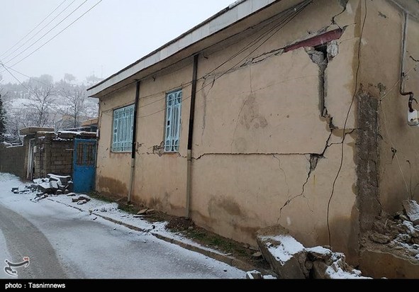 جدال زلزله‌زدگان سی‌سخت با سرما