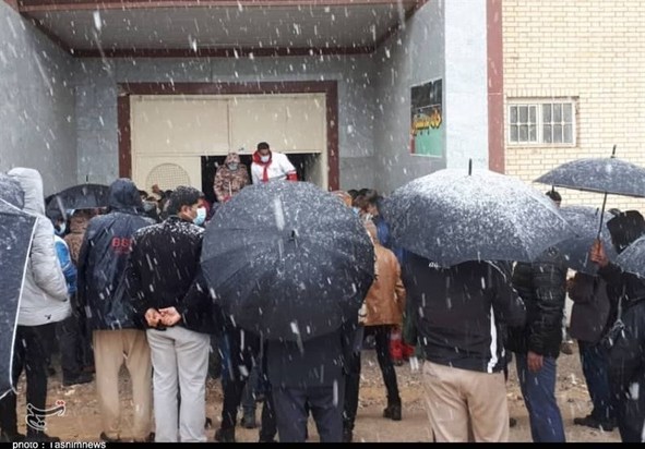 جدال زلزله‌زدگان سی‌سخت با سرما