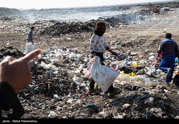 کوه‌های پسماند در دل تالاب شادگان