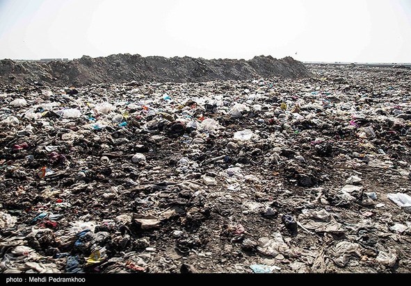 کوه‌های پسماند در دل تالاب شادگان