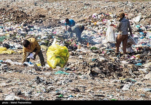 کوه‌های پسماند در دل تالاب شادگان