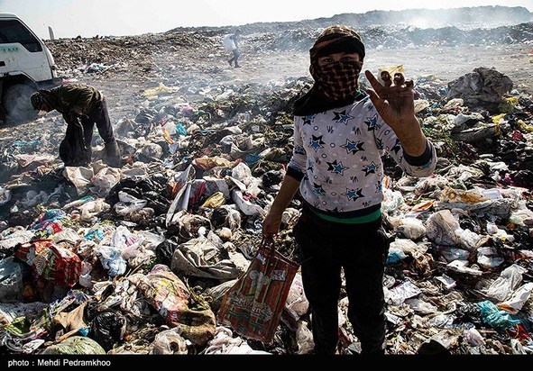 کوه‌های پسماند در دل تالاب شادگان