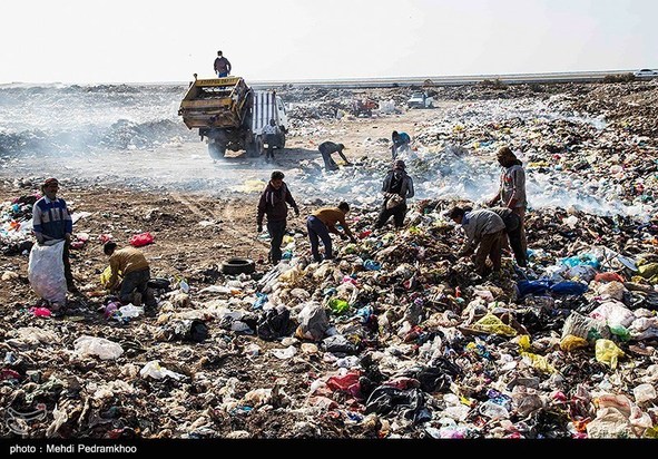 کوه‌های پسماند در دل تالاب شادگان