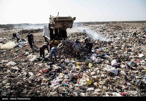 کوه‌های پسماند در دل تالاب شادگان