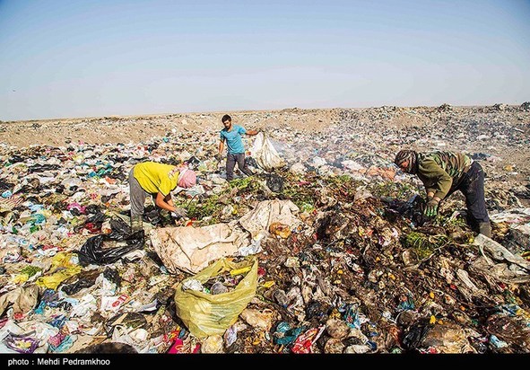 کوه‌های پسماند در دل تالاب شادگان