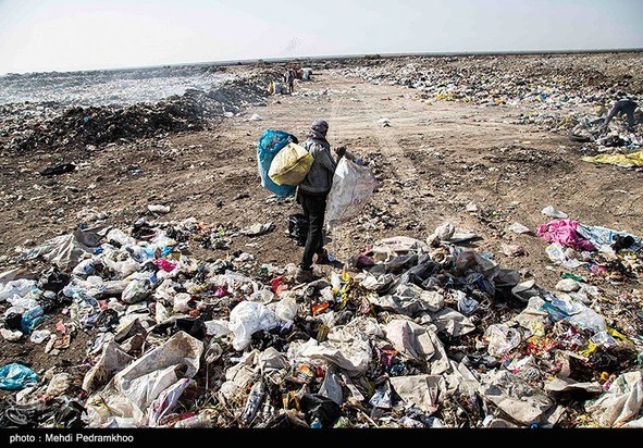 کوه‌های پسماند در دل تالاب شادگان