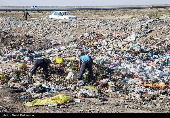 کوه‌های پسماند در دل تالاب شادگان