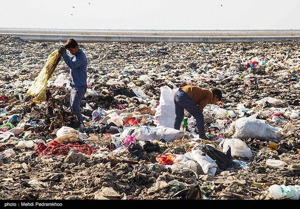 کوه‌های پسماند در دل تالاب شادگان